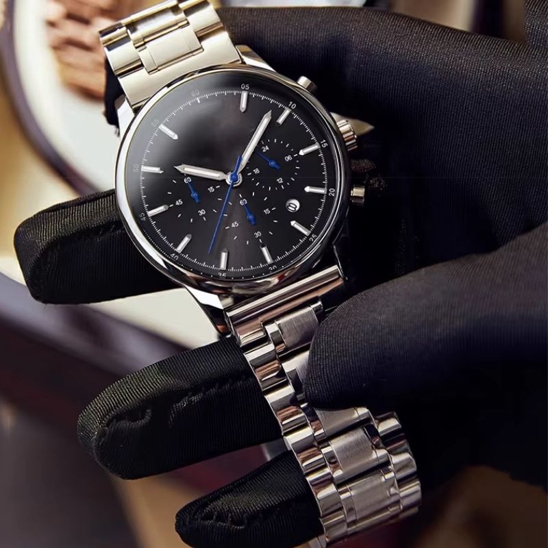 Srebrny chronograf z czarną tarczą i niebieskimi akcentami, bransoleta 20 mm