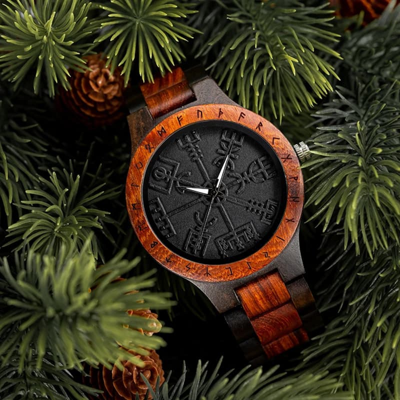 Drewniany zegarek czarny z runami nordyckimi na tarczy