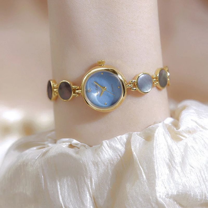 Delikatny damski zegarek Elegancki z tarczą w kolorze błękitu i linkami z masy perłowej