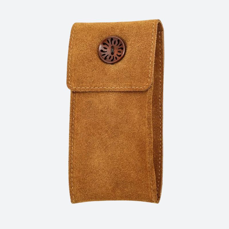 Etui skórzane na zegarek z brązowego zamszu i drewnianym guzikiem