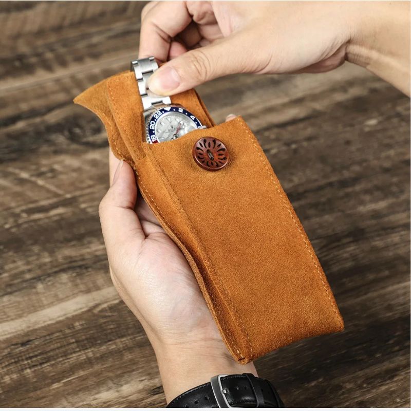 Etui skórzane na zegarek z brązowego zamszu i drewnianym guzikiem