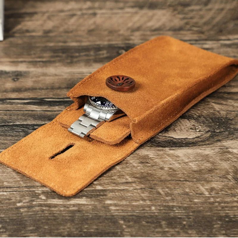 Brązowy etui skórzane na zegarek z zapięciem drewnianym
