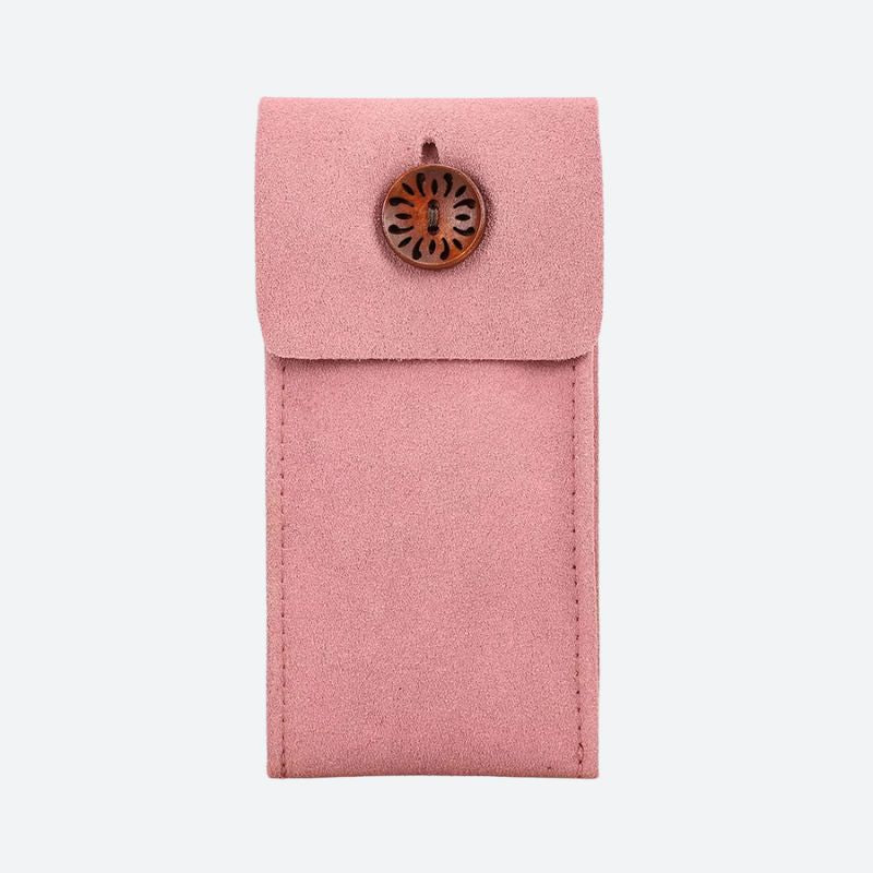 Różowy etui z zamszu na zegarek z drewnianym guzikiem