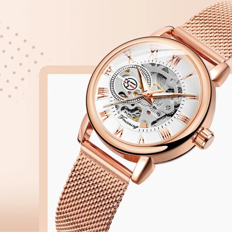 Różowozłoty szkieletowy zegarek damski z białą tarczą i rzymskimi cyframi