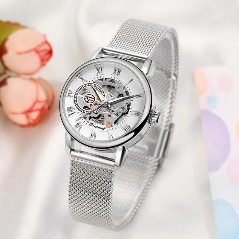 Srebrny szkieletowy zegarek damski z siatkową bransoletą i tarczą rzymskimi cyframi