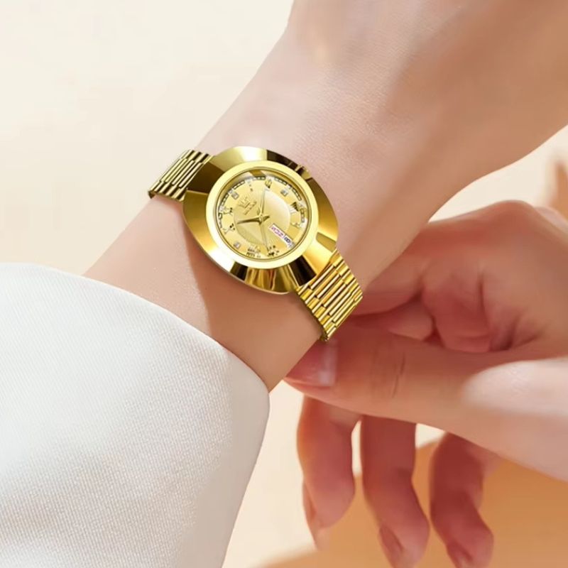 Klasyczny damski zegarek złoty z tarczą okrągłą i bransoletą metalową na nadgarstku