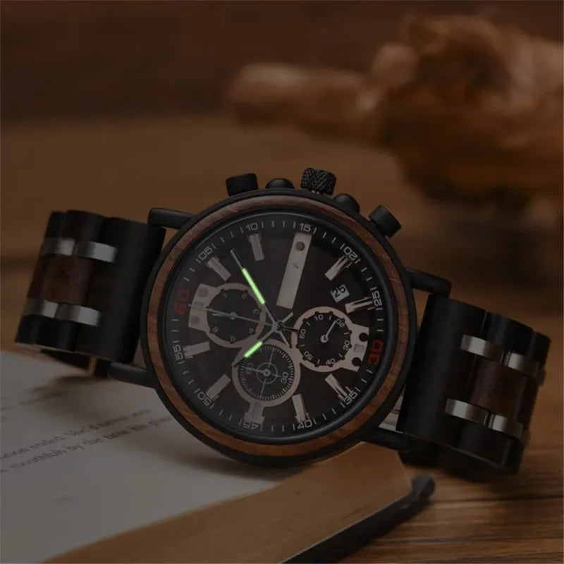 Męski drewniany chronograf z czarną tarczą i srebrnymi akcentami