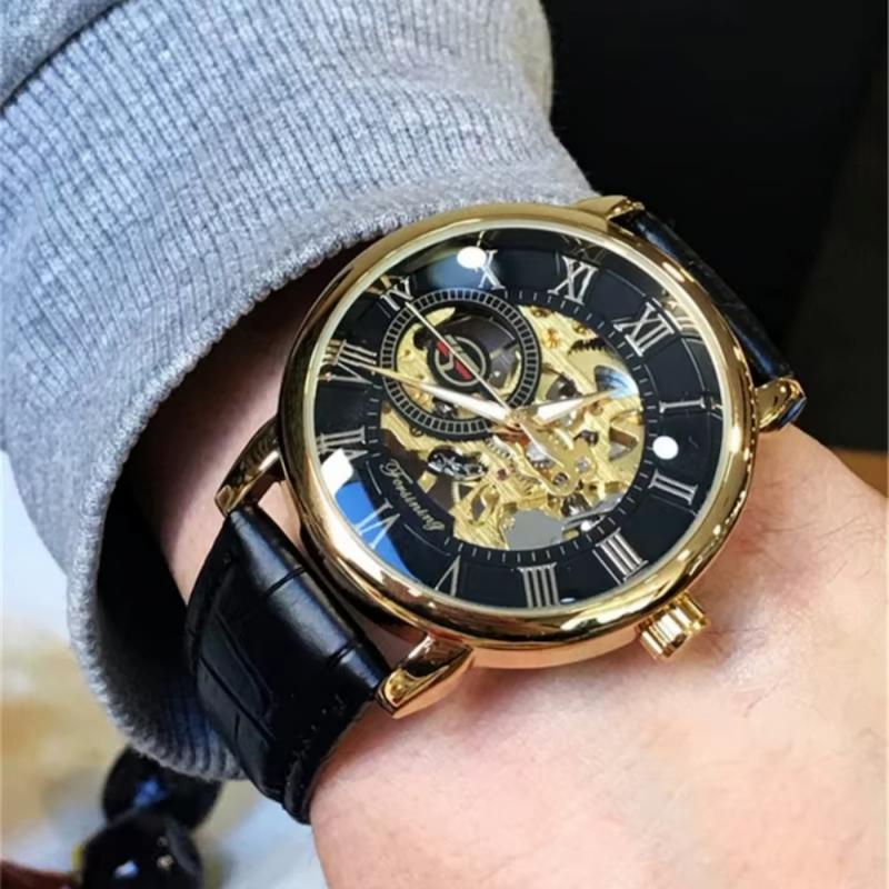 Złoty szkieletowy zegarek męski z czarną tarczą i rzymskimi cyframi