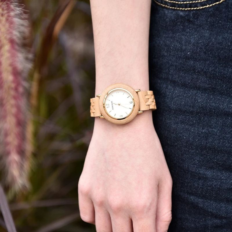 Mały damski zegarek drewniany w kolorze jasnobrązowym z białą tarczą i złotymi akcentami