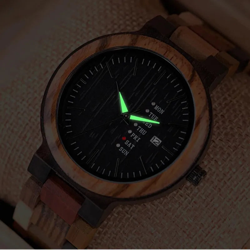 Męski zegarek z drewna z ciemną teksturowaną tarczą i świecącymi zielonymi wskazówkami