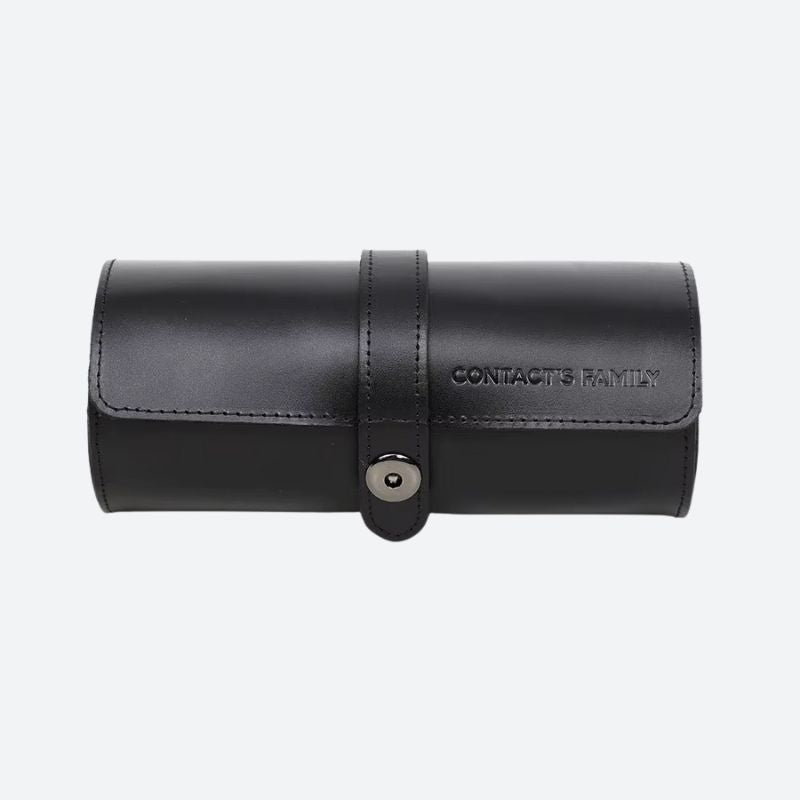 Czarna skórzana etui na soczewki z metalowym zapięciem i logo Contact’s Family