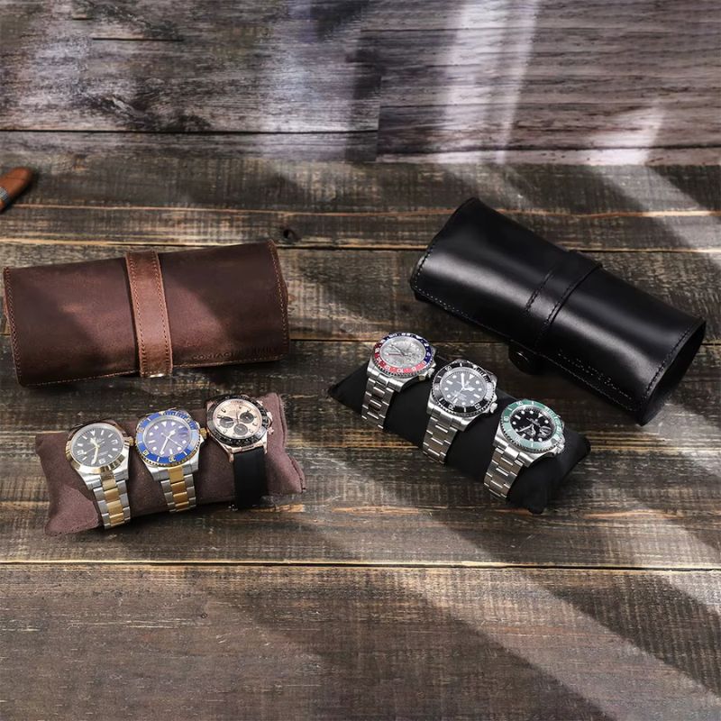 Brązowy skórzany pudełko na zegarek z brązowym paskiem i wytłoczonym logo