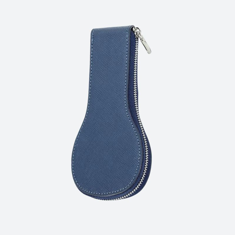 Niebieskie skórzane etui na zegarek z fakturową powierzchnią i srebrnym zamkiem