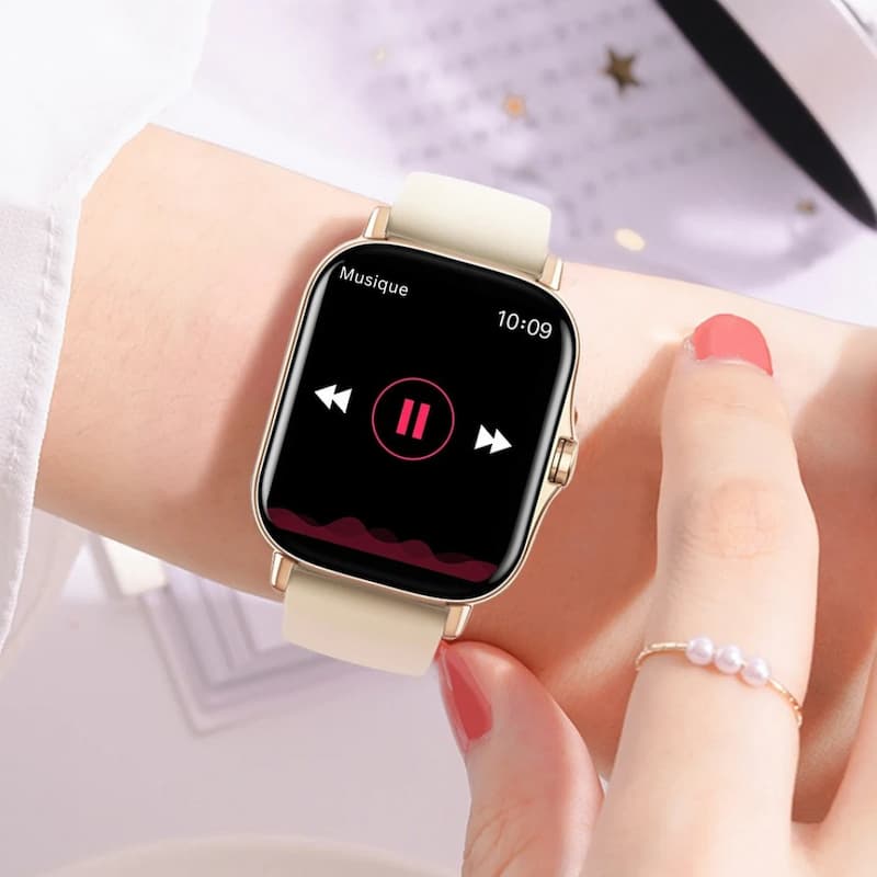 Sleek męski smartwatch na bransolecie w kremowym kolorze z złotą ramką