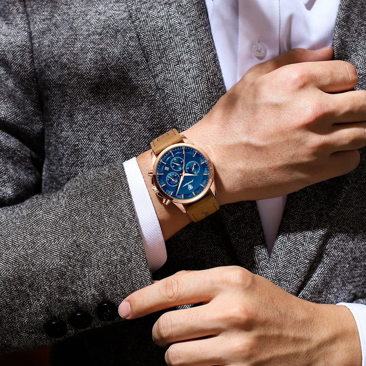Zegarek chronograf męski klasyczny w różowym złocie z niebieską tarczą i brązowym paskiem ze skóry na męskim nadgarstku