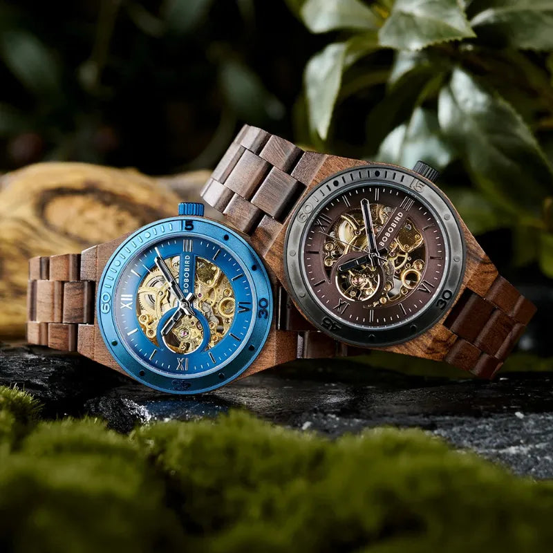 Dwa męskie zegarki drewniane ze szkieletem, tarczami niebieską i brązową, rzymskimi cyframi i widocznymi mechanizmami