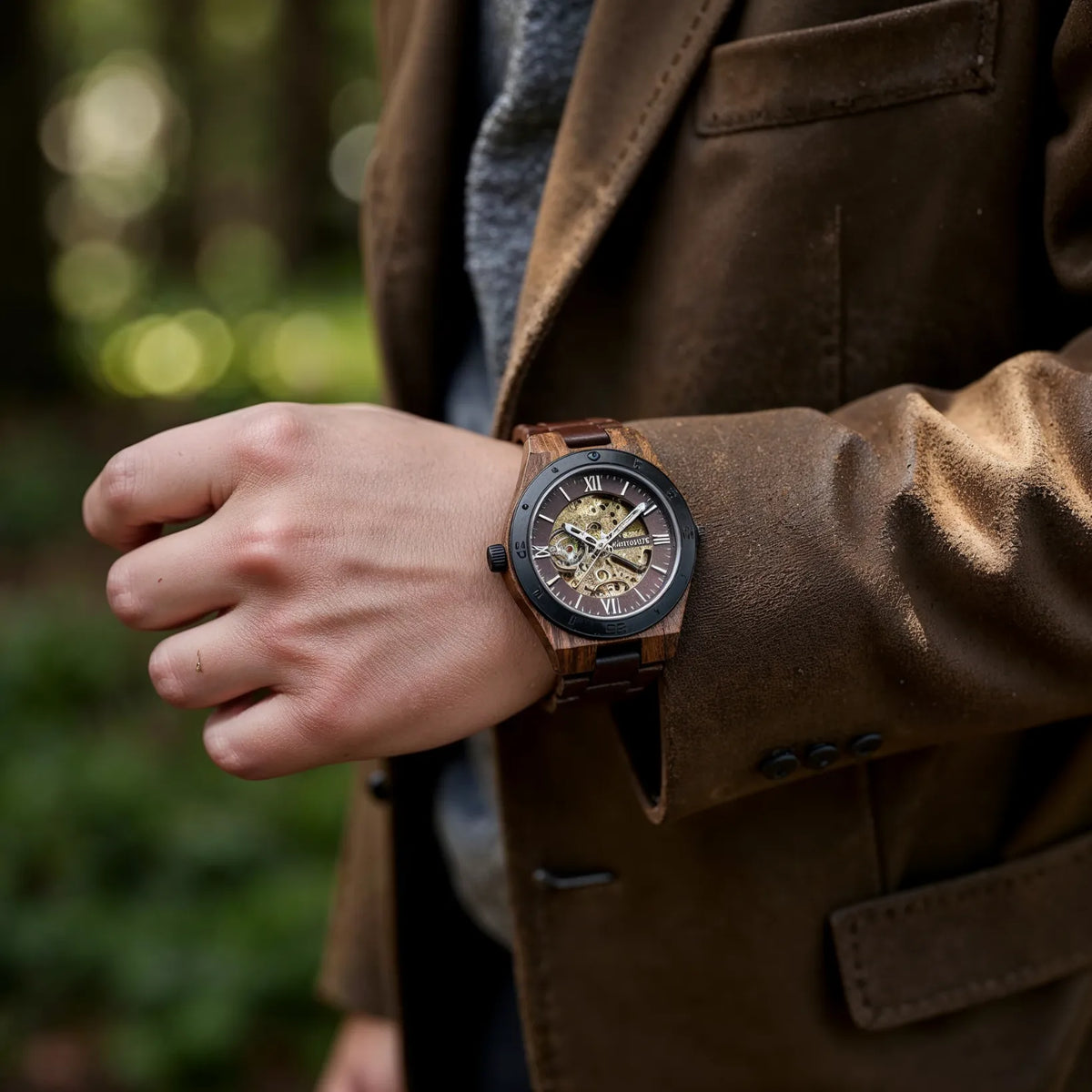 Szczupły męski zegarek drewniany z czarnym bezlem i szkieletowaną tarczą z rzymskimi cyframi