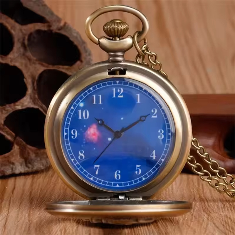 Antyczny zegarek kieszonkowy z mosiężnym wykończeniem, niebieską tarczą kosmiczną i różową mgławicą