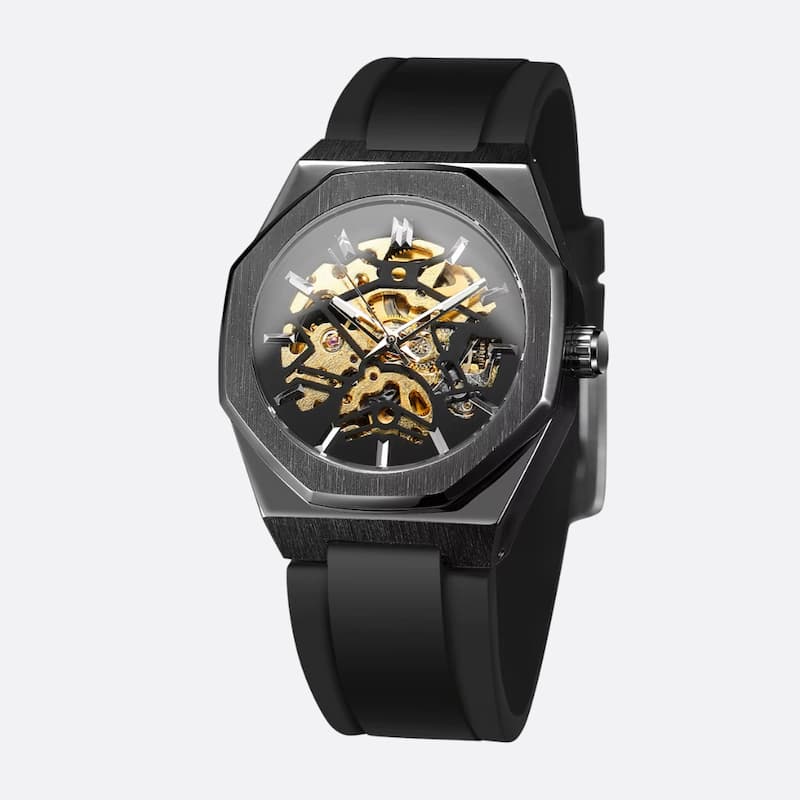 Czarny zegarek mechaniczny skeleton z oktagonalną kopertą, złotymi trybami i czarnym paskiem gumowym