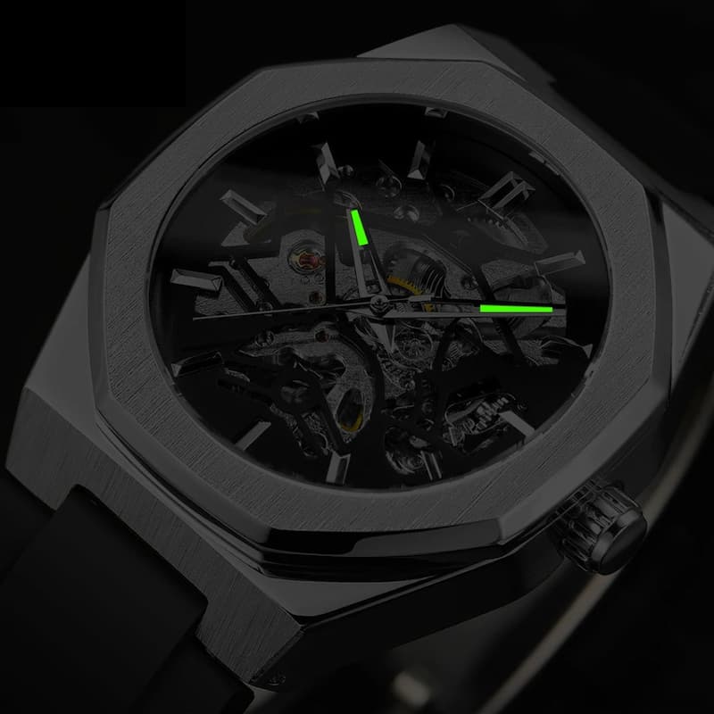 Szczotkowany zegarek mechaniczny skeleton o ośmiokątnej tarczy i zielonych wskazówkach