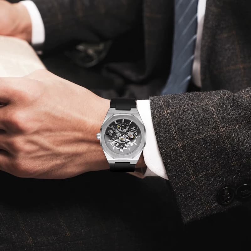 Szczotkowy srebrny zegarek mechaniczny skeleton z czarnym paskiem gumowym