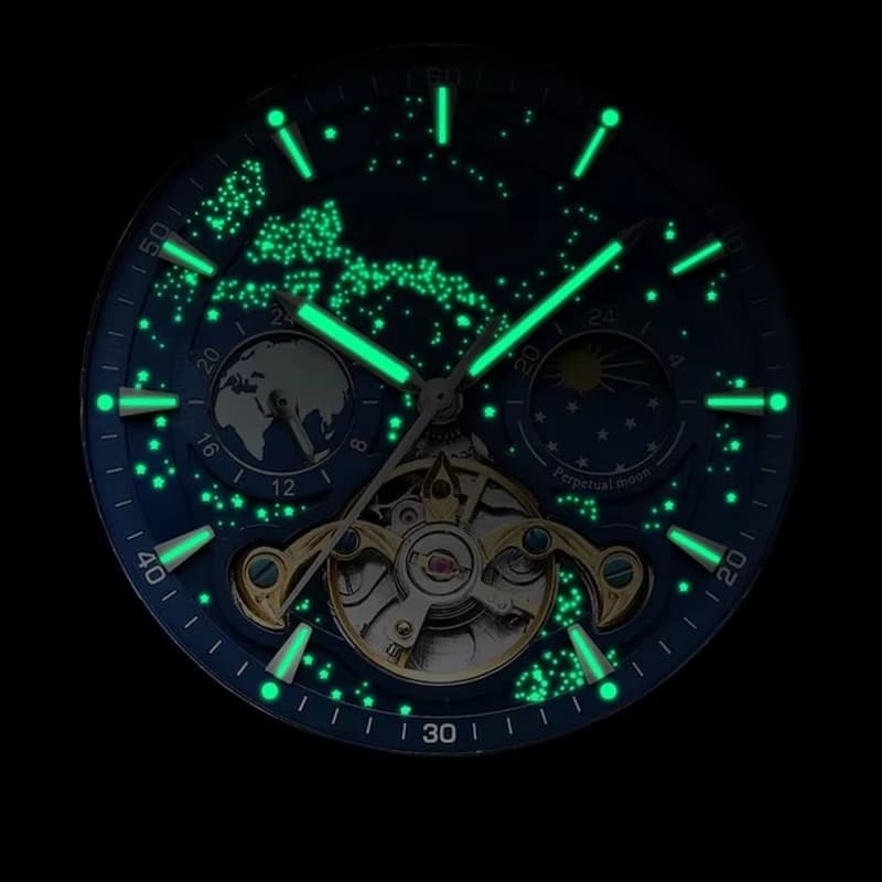 Tarcz zegarka z niebieską tarczą, zielonymi luminescencyjnymi znacznikami i tarczkami z Ziemią i Księżycem