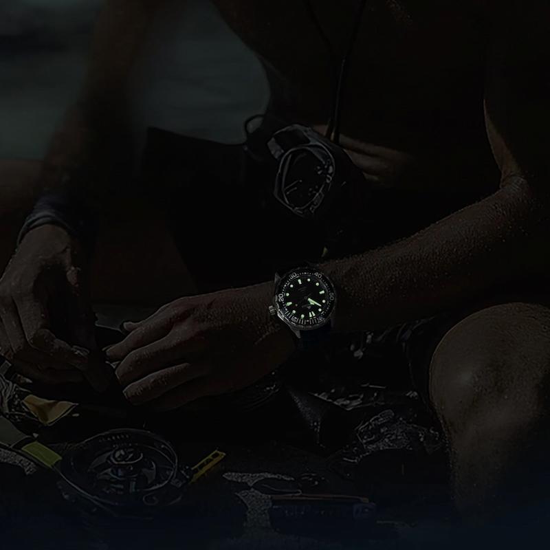 Sleek czarny tarcza zegarka nurkowego męskiego wodoodpornego na nadgarstku