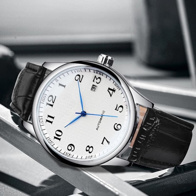 Srebrny automatyczny zegarek na skórzanym pasku z białą tarczą i czarnym paskiem ze wzorem krokodyla