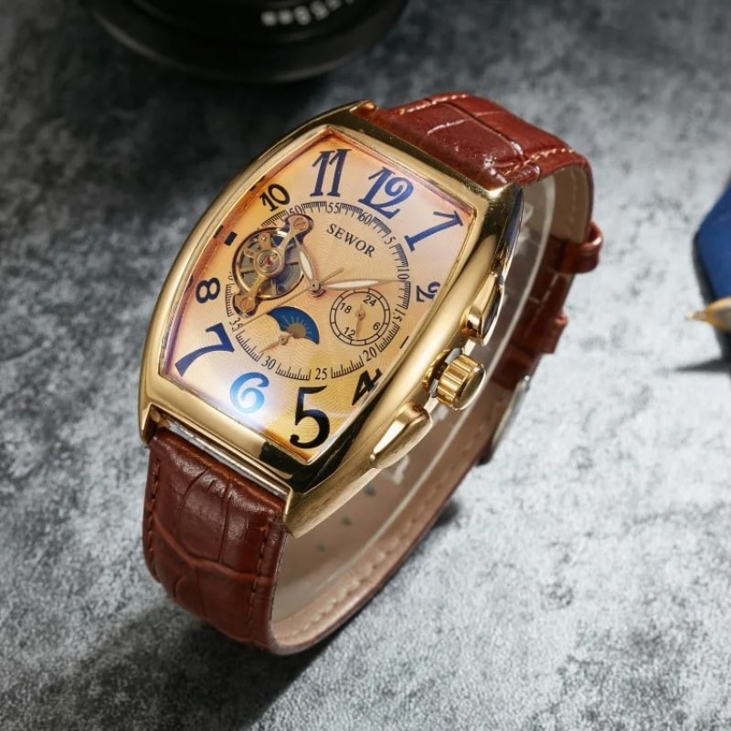 Złoty zegarek z prostokątną tarczą, brązowym paskiem i tarczą księżycową