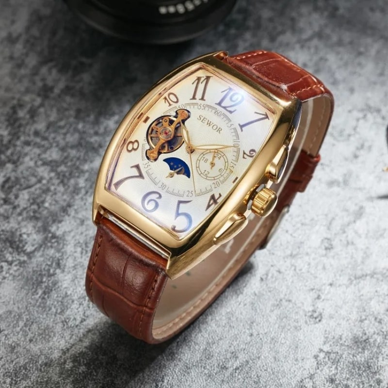 Złoty zegarek z prostokątną tarczą, białą tarczą i brązowym paskiem ze skóry