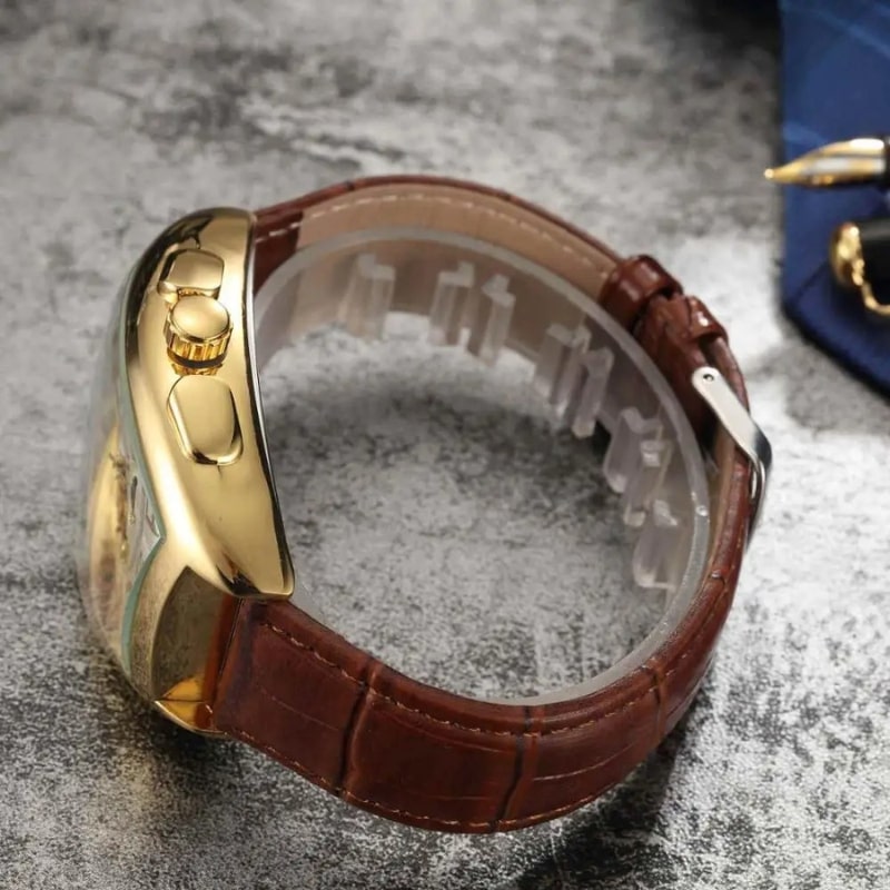 Złoty zegarek z prostokątną tarczą i brązowym paskiem ze skóry imitującej krokodyla