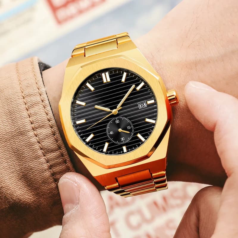 Złoty męski zegarek automatyczny z oktagonalną kopertą i czarnym paskowanym cyferblatem