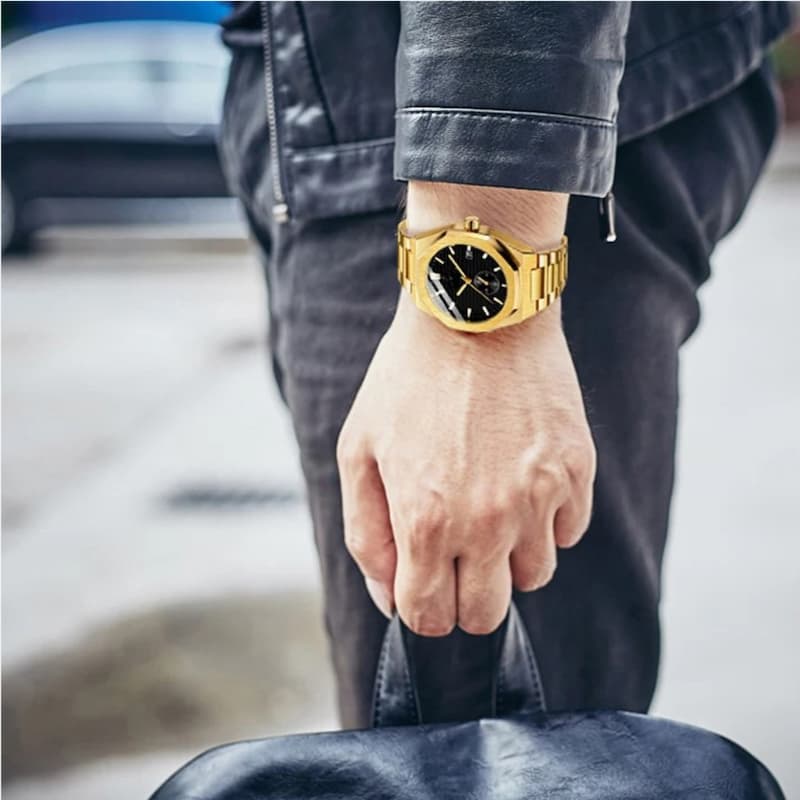 Złoty męski zegarek automatyczny z czarną tarczą i bransoletą